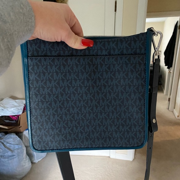 MK Michael Kors crossbody brand new; never used w/original packaging - Picture 3 of 4